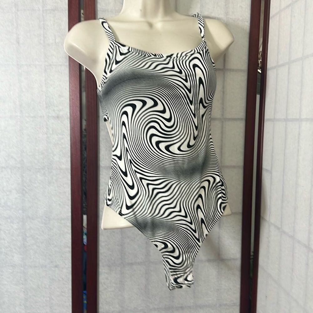 LELIS COLLECTION ABSTRACT WAVY NWT BODYSUIT‎ SIZE S